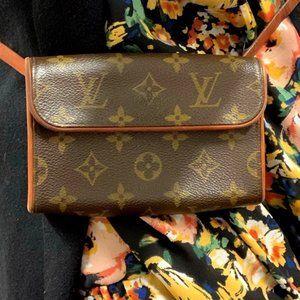 Vintage "Circa 2003" Louis Vuitton Pochette Florentine XS